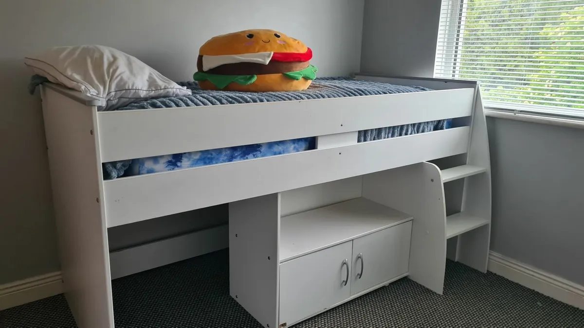 Bed - Image 1