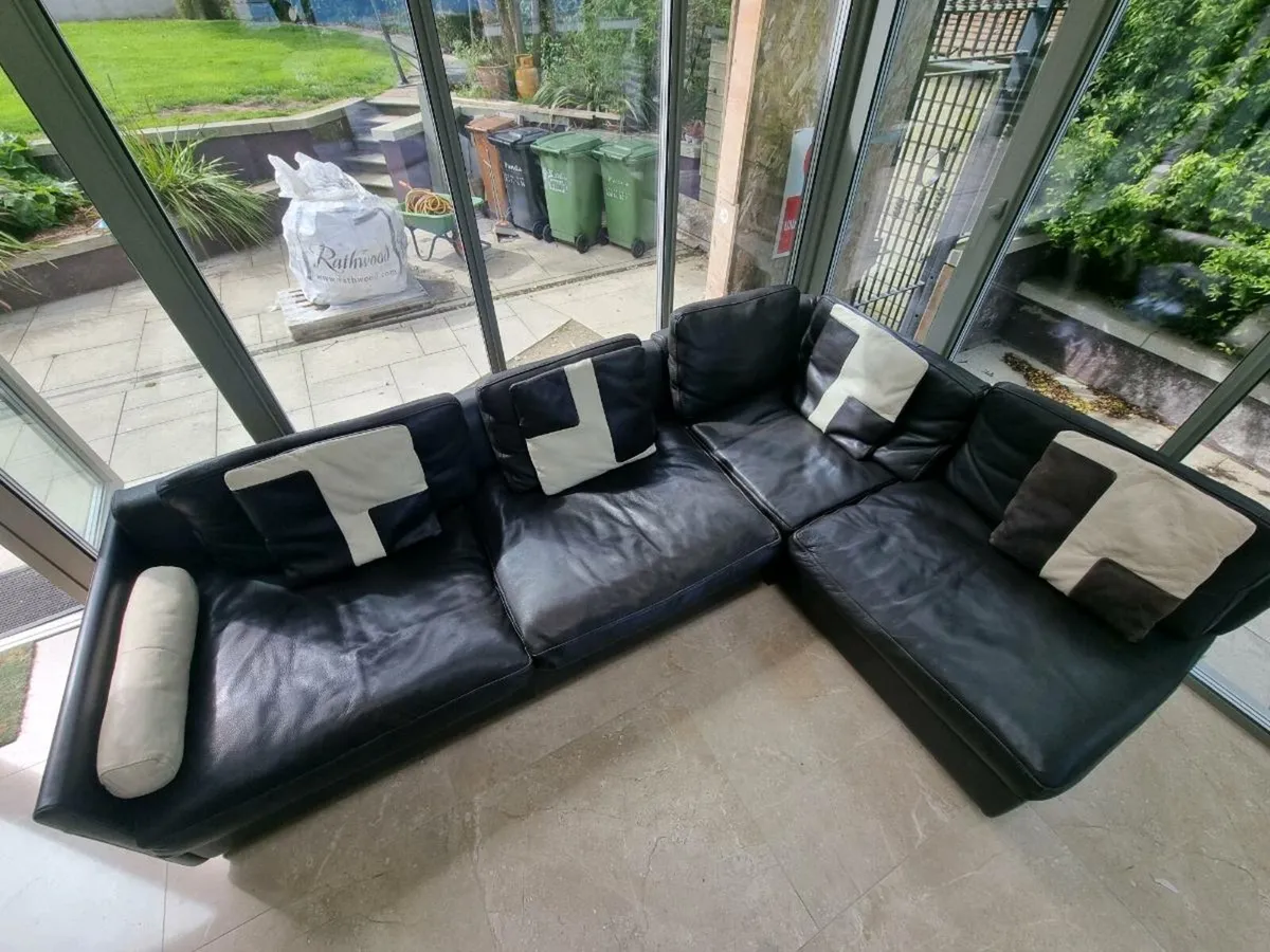 Incanto leather corner sofa and armchairs - Image 1