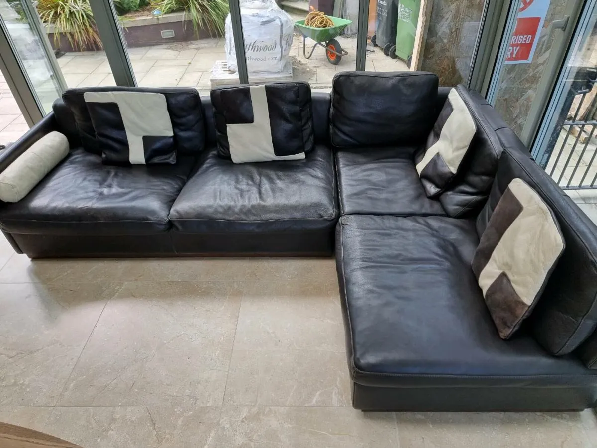 Incanto leather corner sofa and armchairs - Image 3