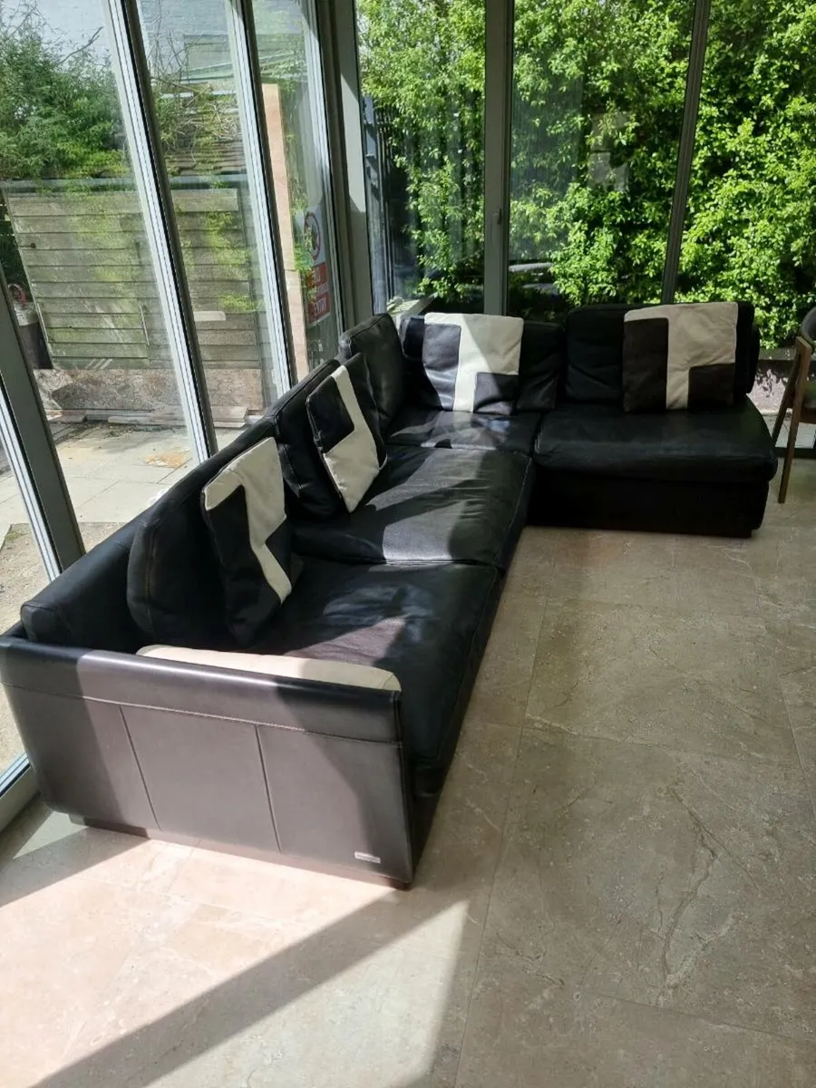 Incanto leather corner sofa and armchairs - Image 4