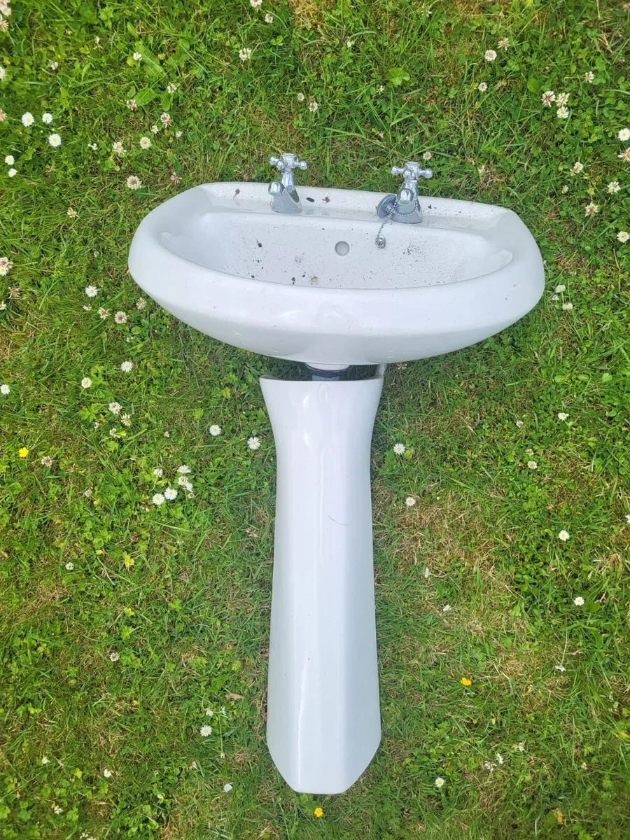 Bathroom sinks - Image 2