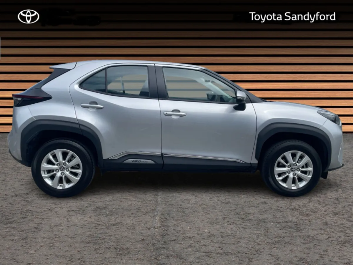 Toyota Yaris Cross HYBRID AUTOMATIC // REAR CAMERA - Image 3