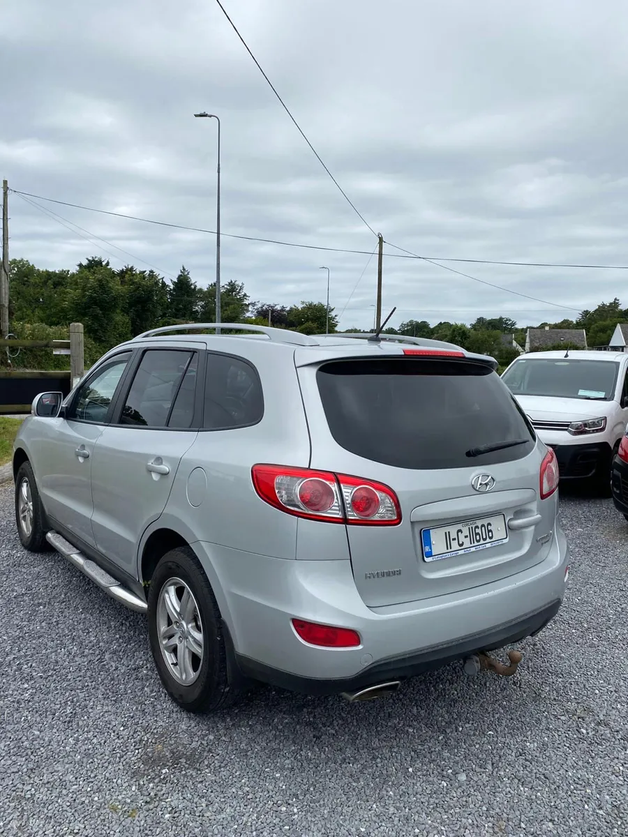 Hyundai Santa Fe 2011 - Image 2