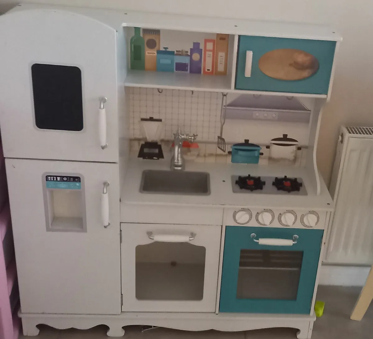 Toy kitchen