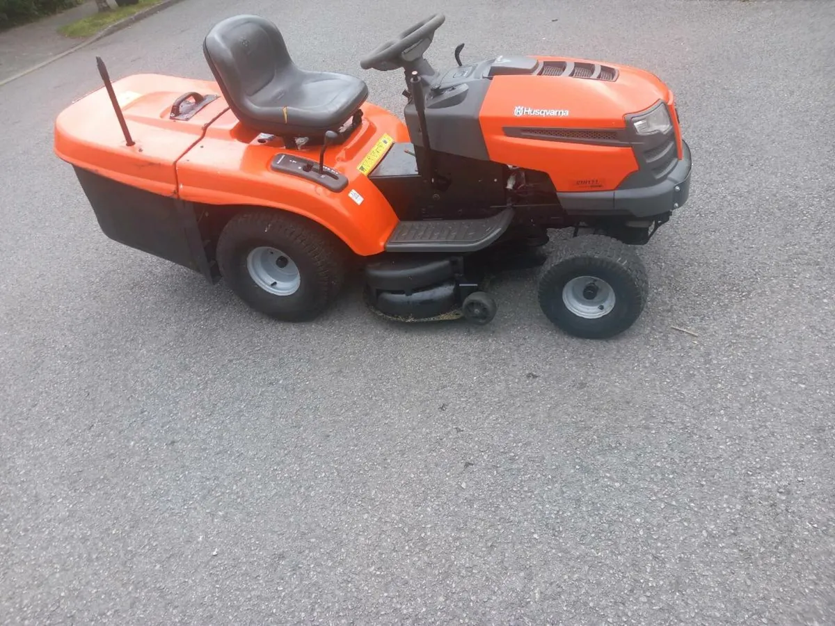 Ride on lawnmower - Image 1