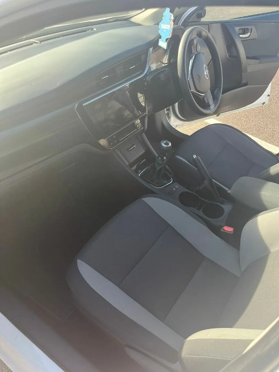 Toyota Auris 2017 - Image 2