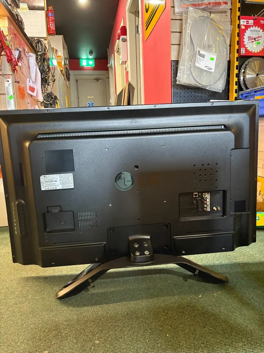 LG 42LN578V 32" inch TV -  FREE - Image 2
