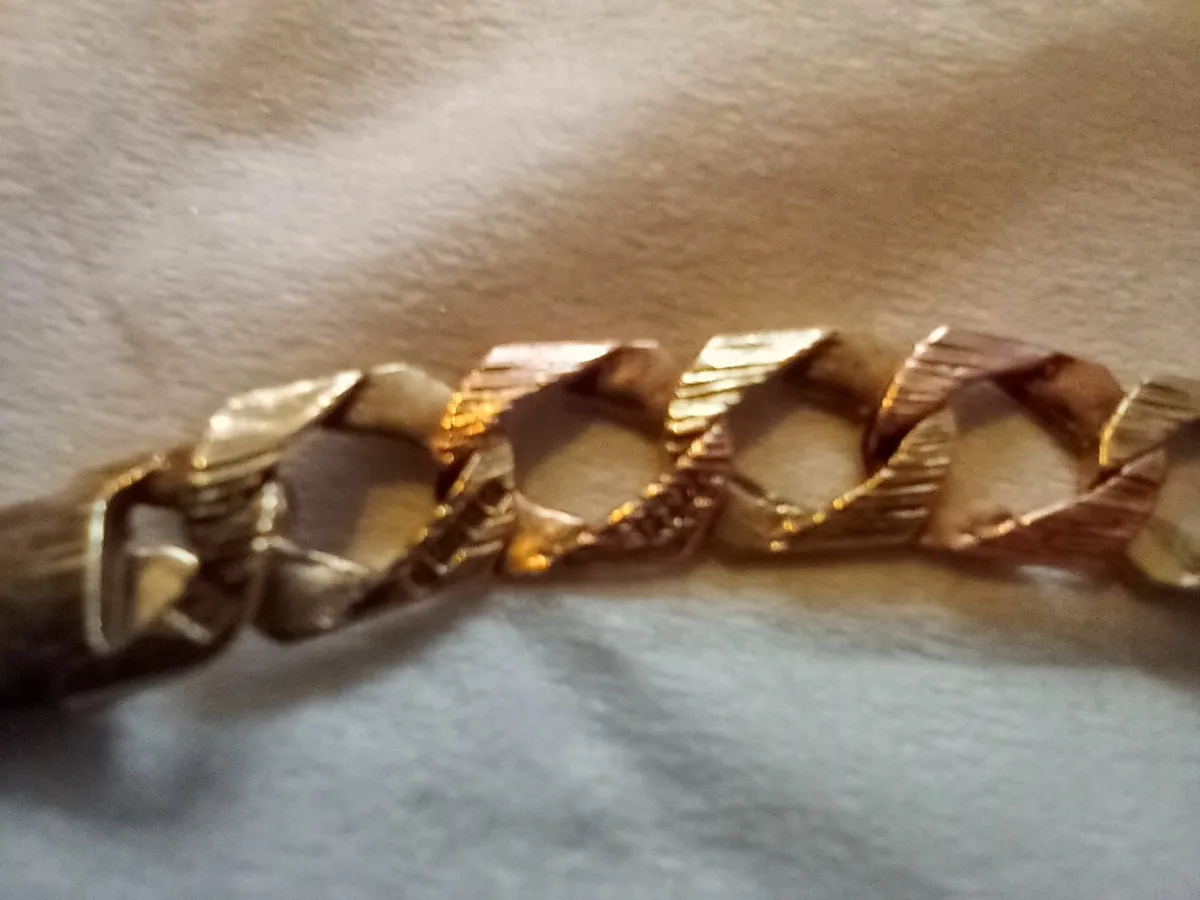 Gents 8 inch 9 CT gold curb bracelet - Image 3