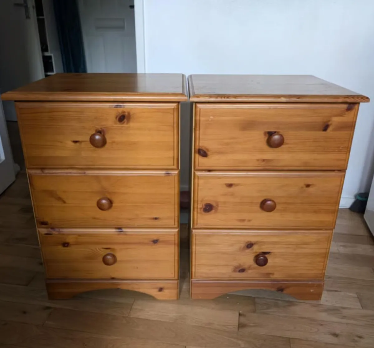 Bedside Lockers/cabinets
