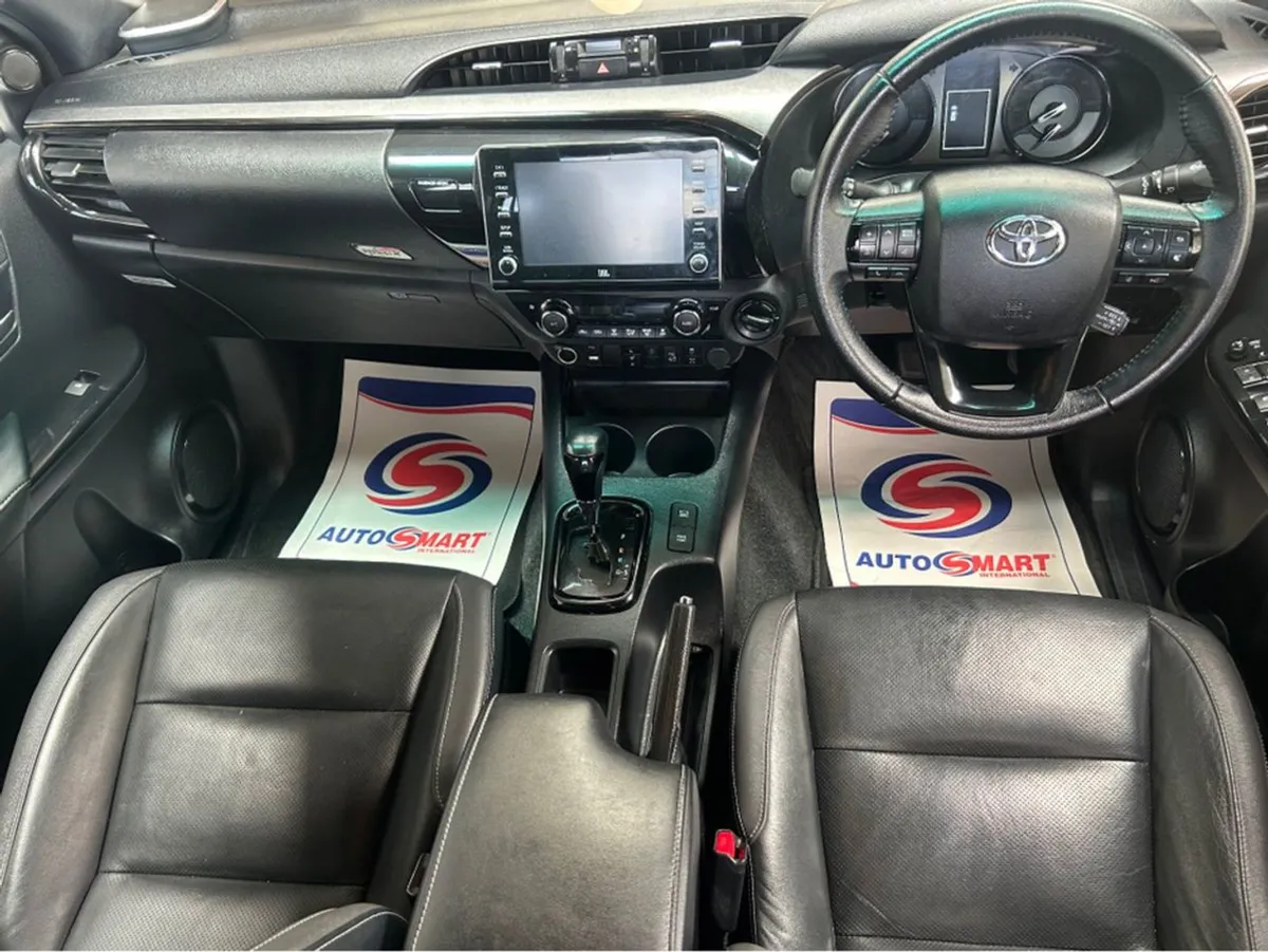 Toyota HiLux Invincib X D-4d 4WD X - Image 2