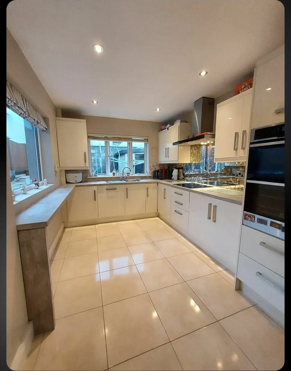 Kitchen units complete with appliances - Image 2