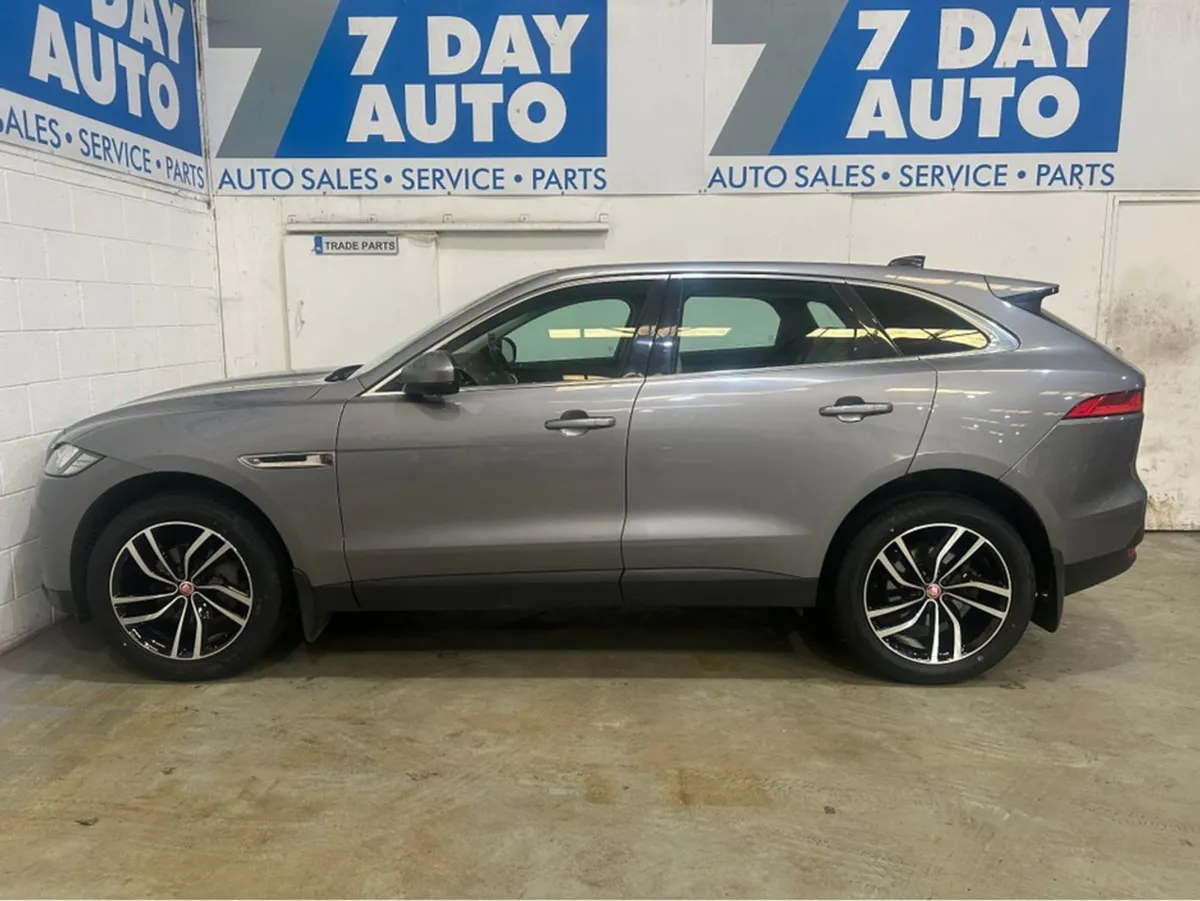 Jaguar F- PACE Chequered Flag Apple Carplay Auto - Image 4