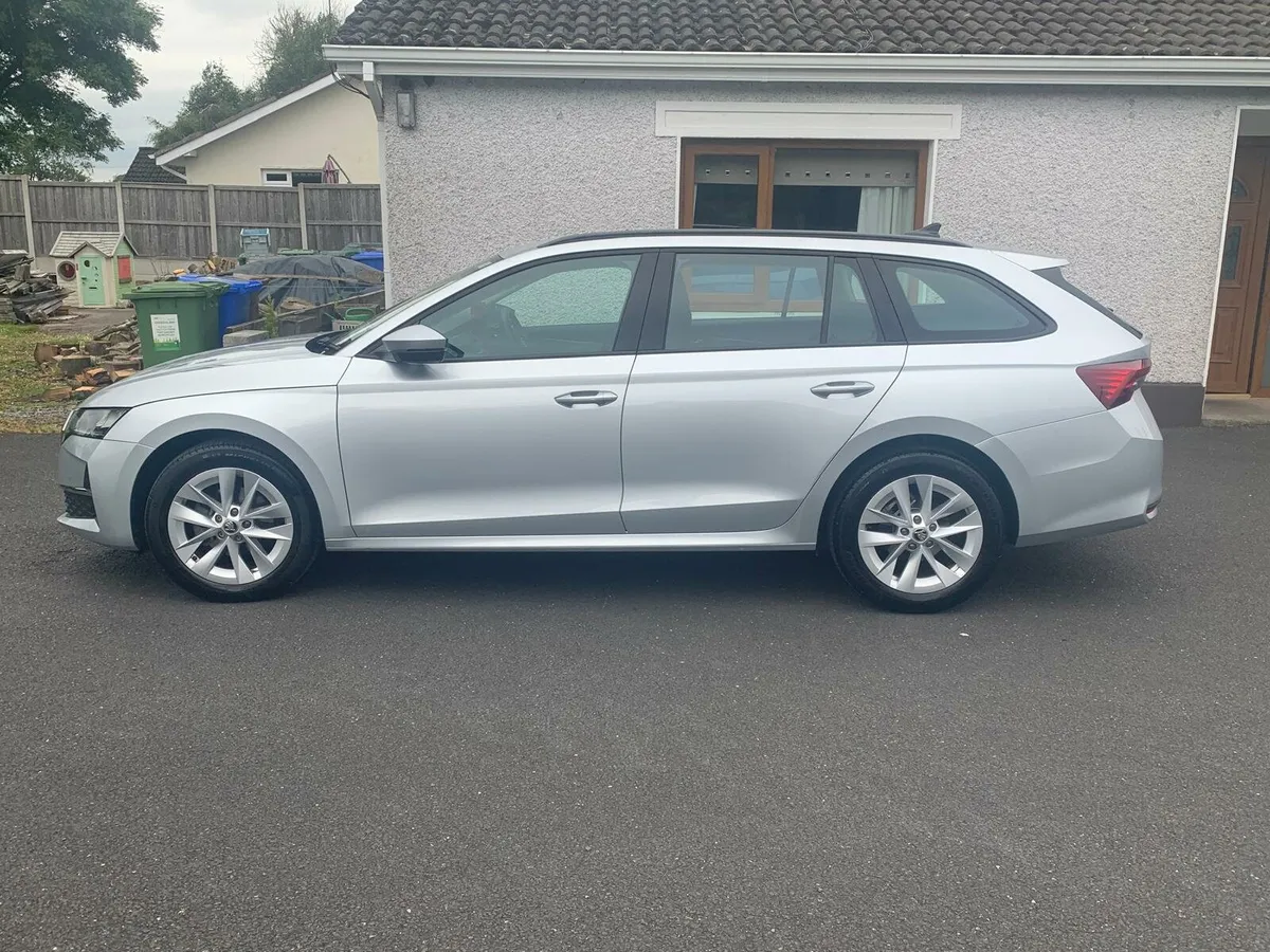 SKODA Octavia Estate - Image 2