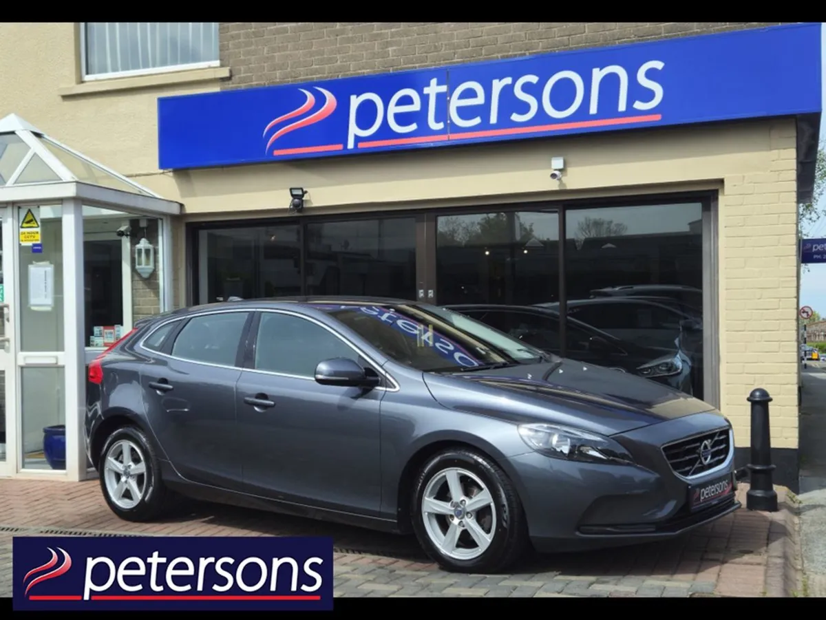 Volvo V40 D2 SE 5DR - Image 1