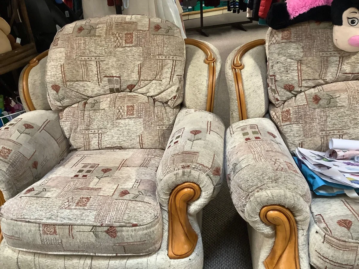 2 comfortable armchairs €40 for the 2