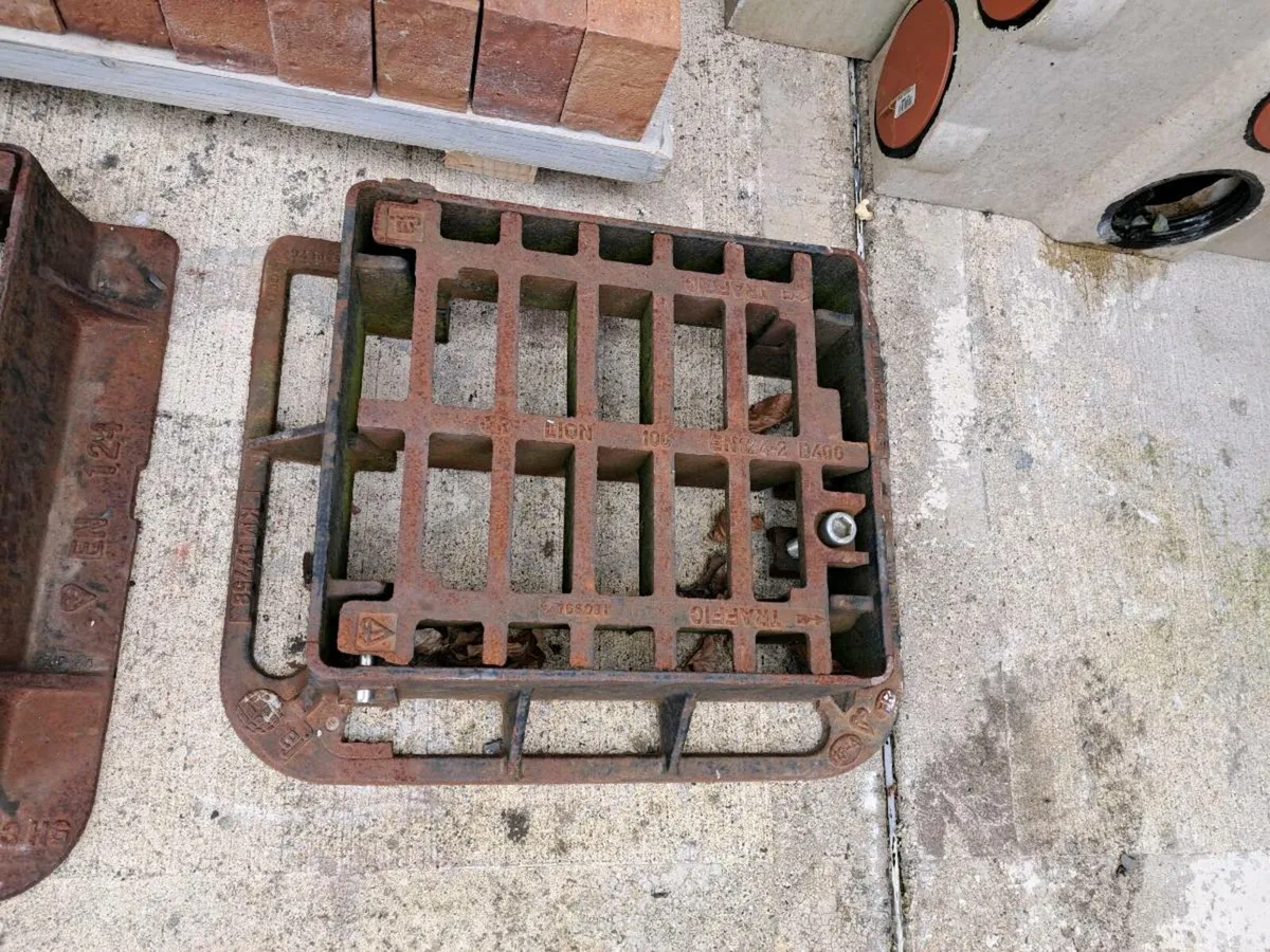 D400 Road Gully lids covers - Image 1