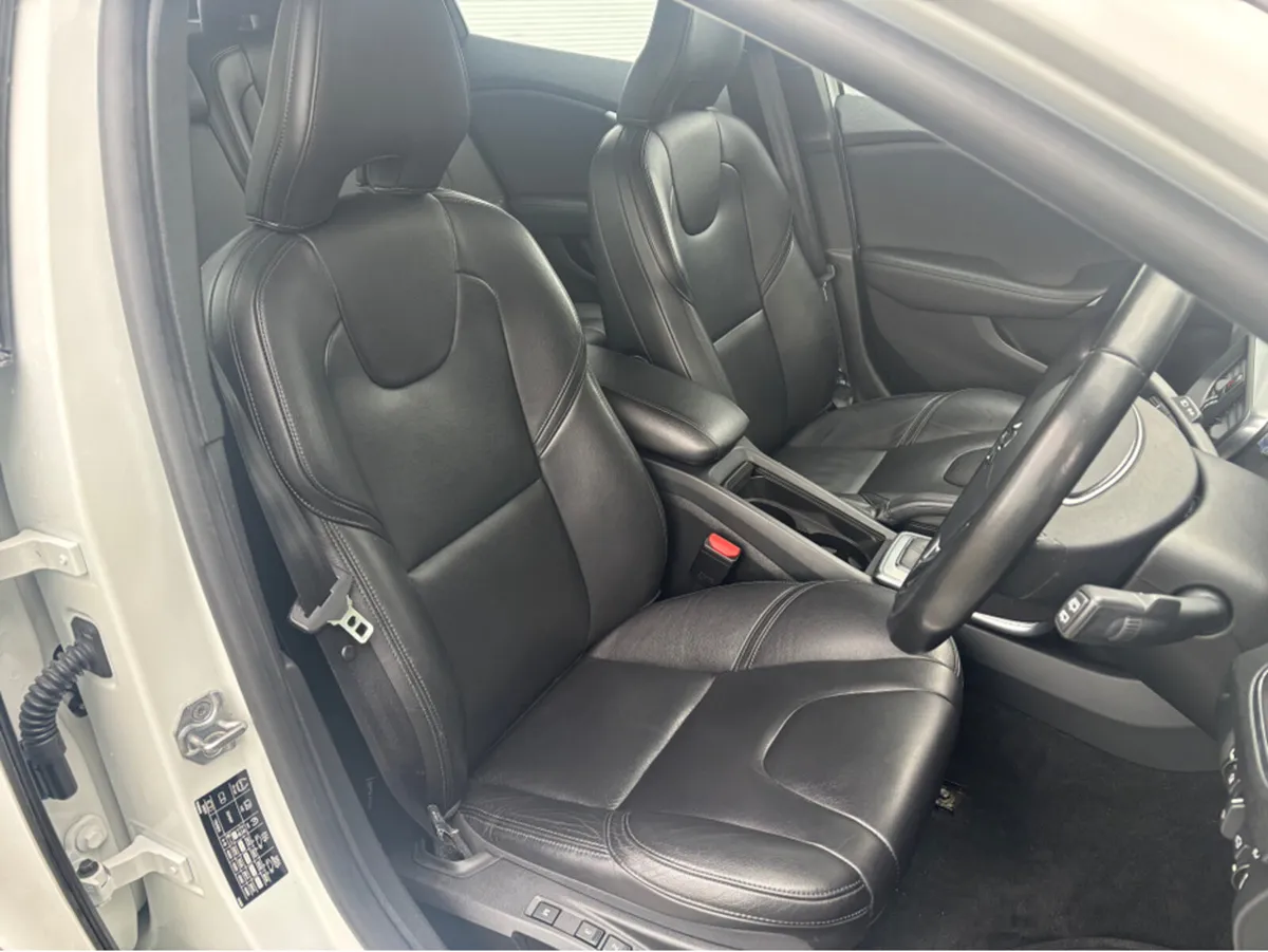 Volvo V40 D2 INSCRIPTION GT 5DR AUTO - Image 2