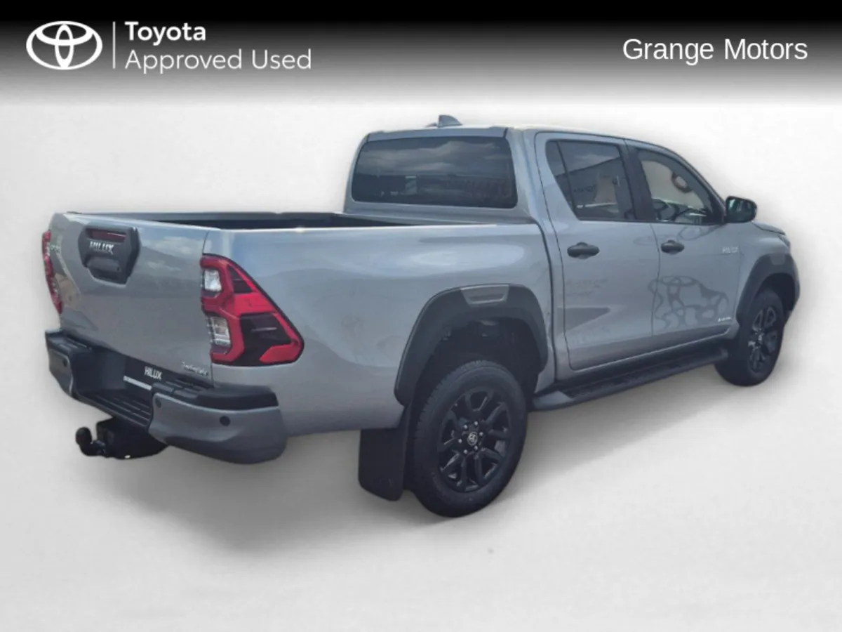 Toyota Hilux 2.8 INVINCIBLE CREWCAB - Image 3