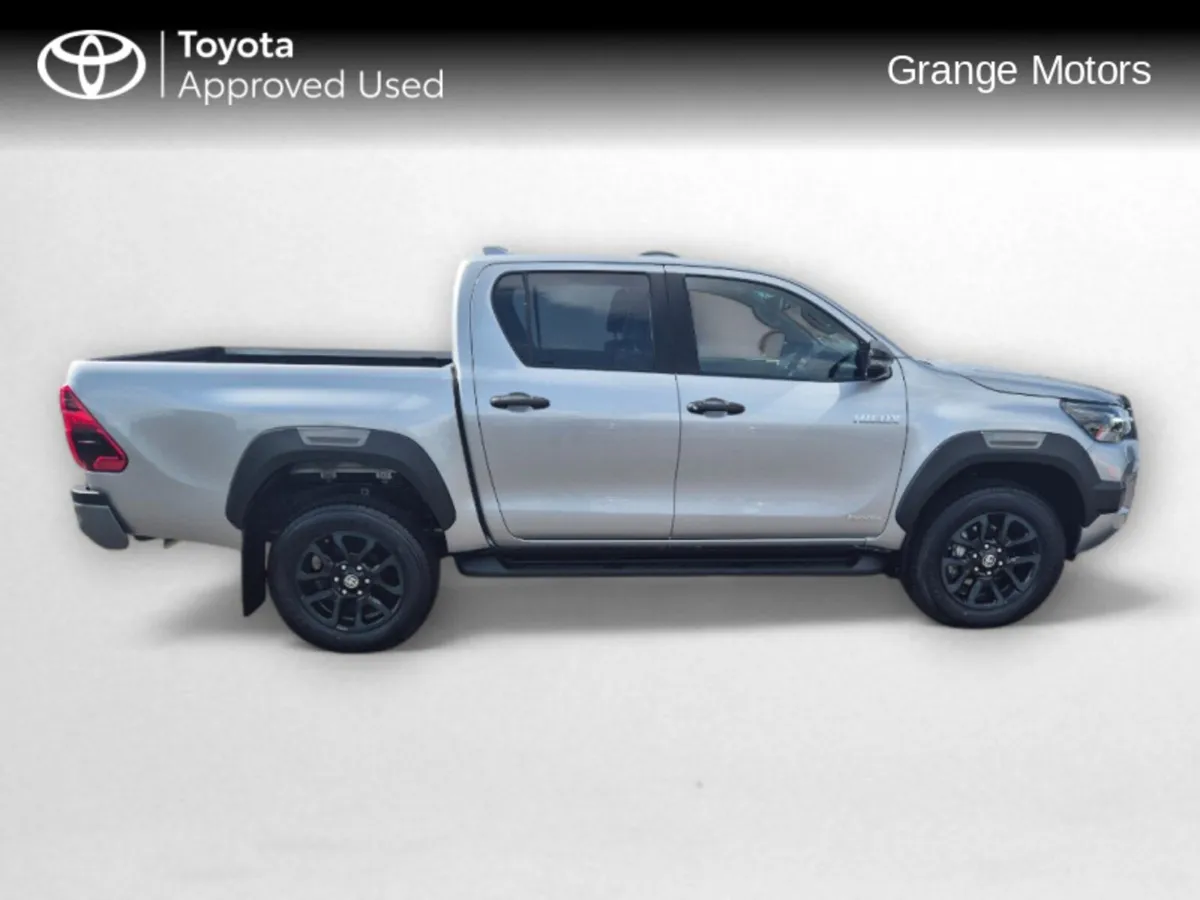 Toyota Hilux 2.8 INVINCIBLE CREWCAB - Image 4