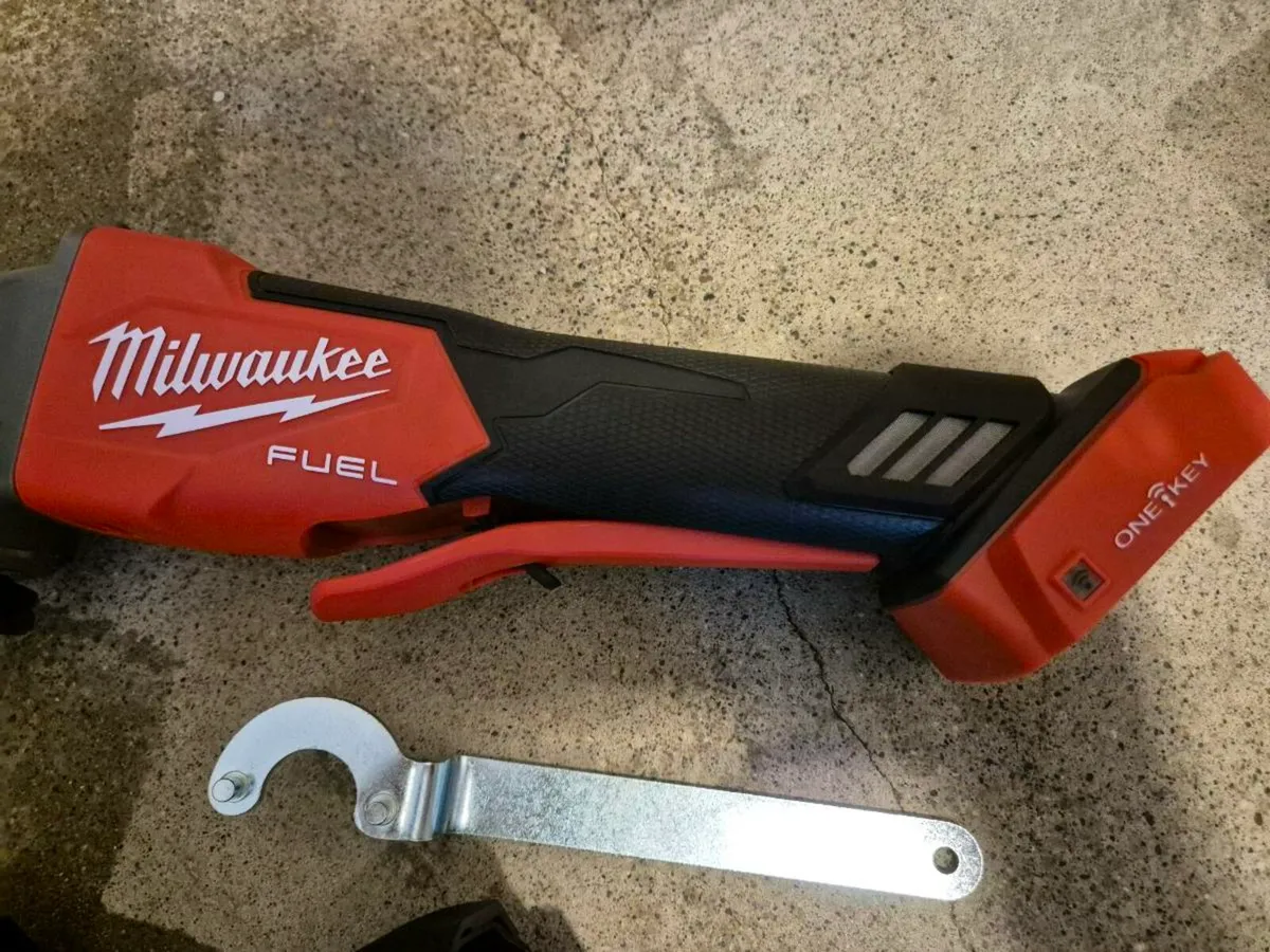 Milwaukee M18 Fuel OneKey 125mm Angle Grinder Body - Image 2