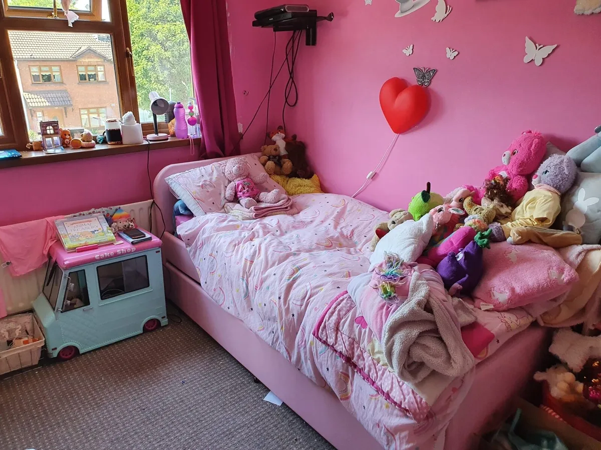 Pink pull out bed - Image 1