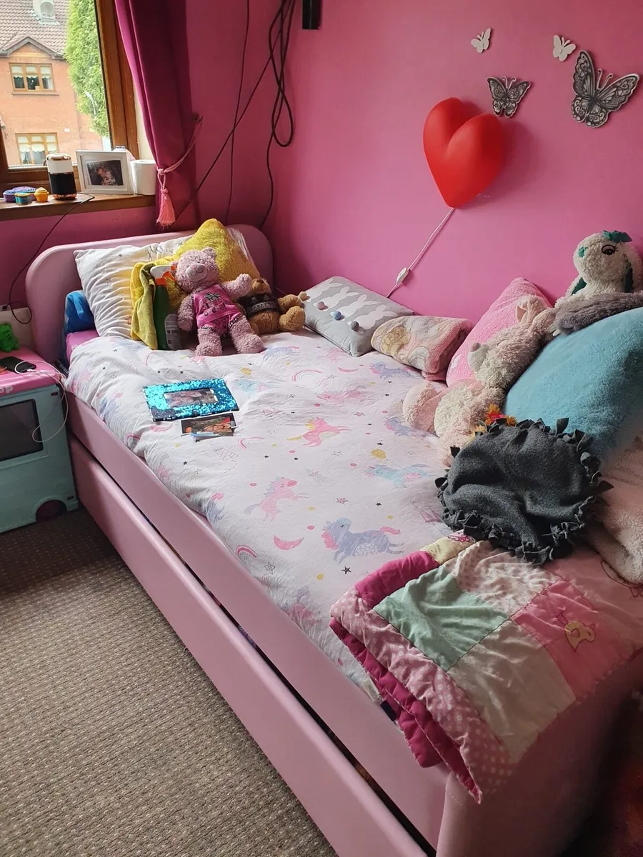 Pink pull out bed - Image 2
