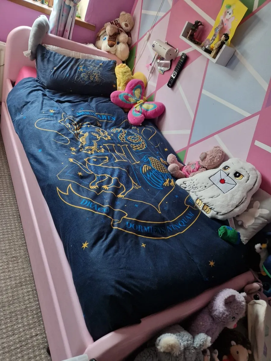Pink pull out bed - Image 3