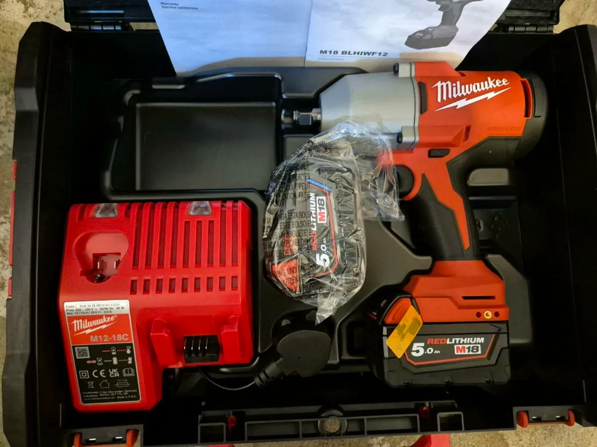 Milwaukee M18 Brushless 1/2' Impact Wrench Kit - Image 2