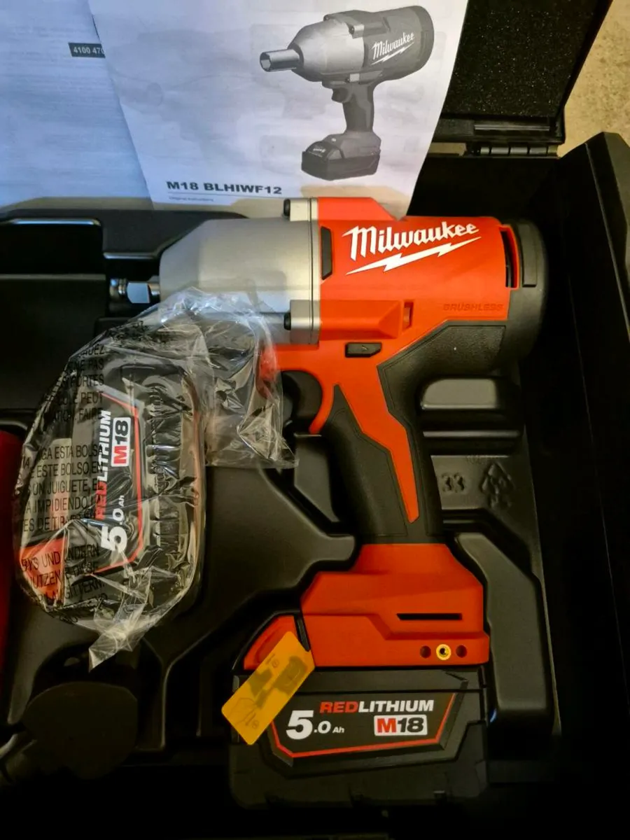 Milwaukee M18 Brushless 1/2' Impact Wrench Kit - Image 3