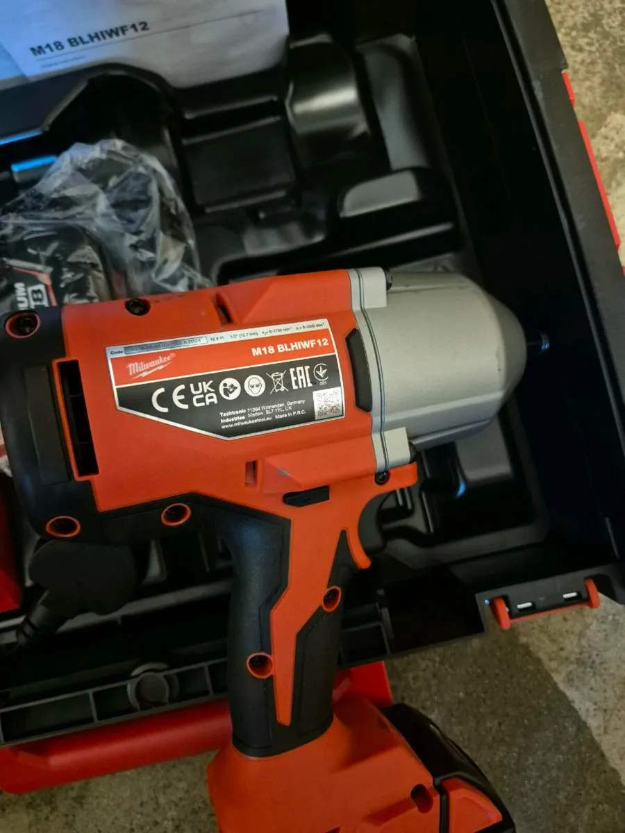 Milwaukee M18 Brushless 1/2' Impact Wrench Kit - Image 4