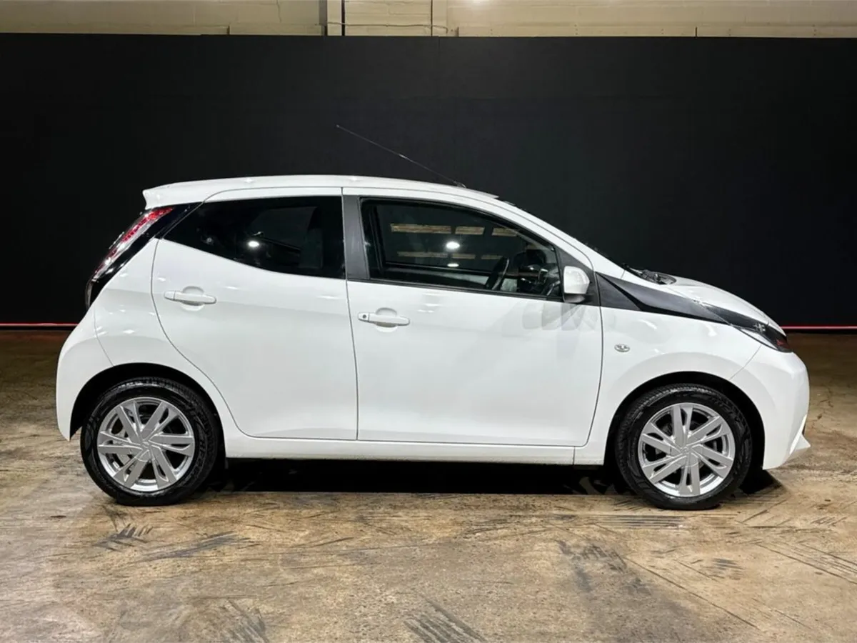 Toyota Aygo 1.0 MANUAL "X-play+" - REVERSE CAMERA - Image 2