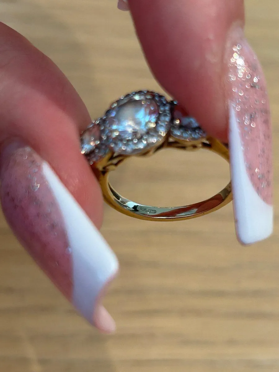 9ct Gold Trilogy Ring - Image 2