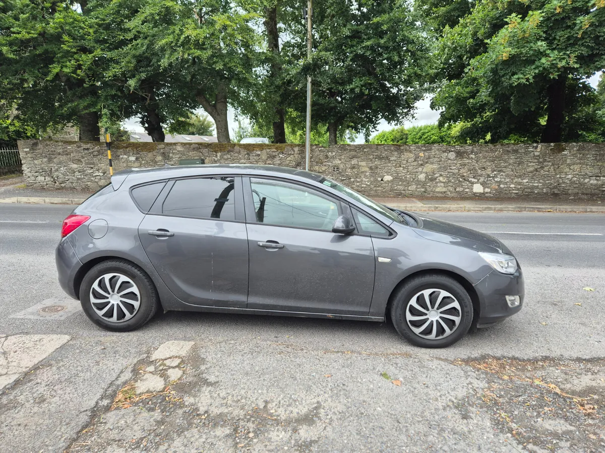 Opel Astra 2012 - Image 2