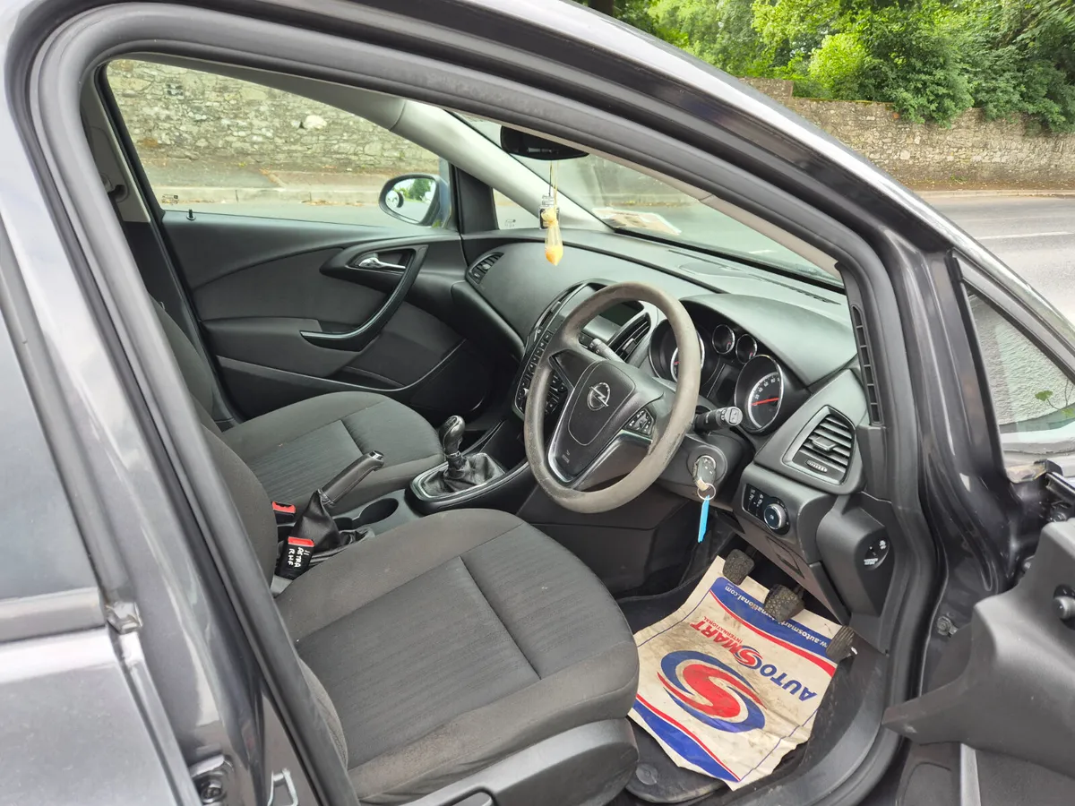 Opel Astra 2012 - Image 4