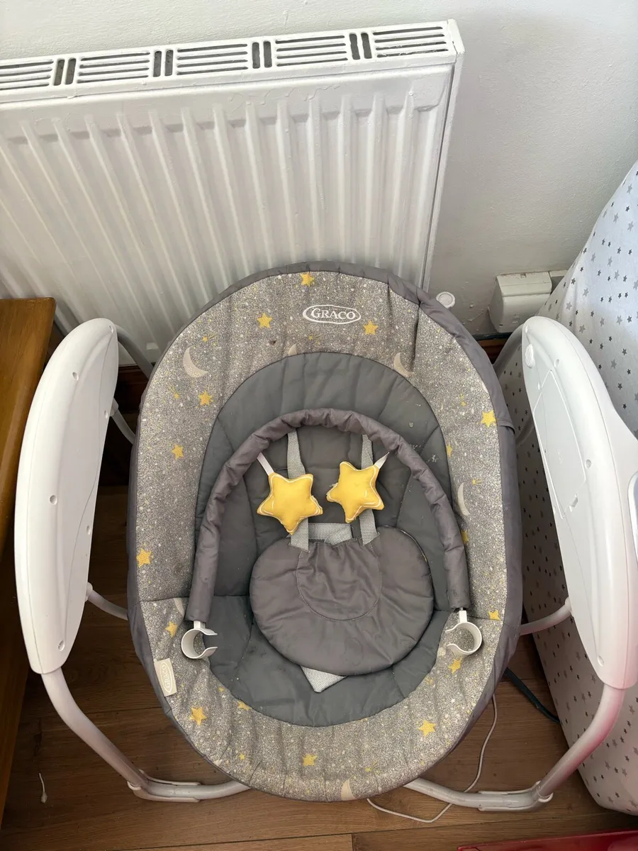 Baby swing and sings songs - Image 1