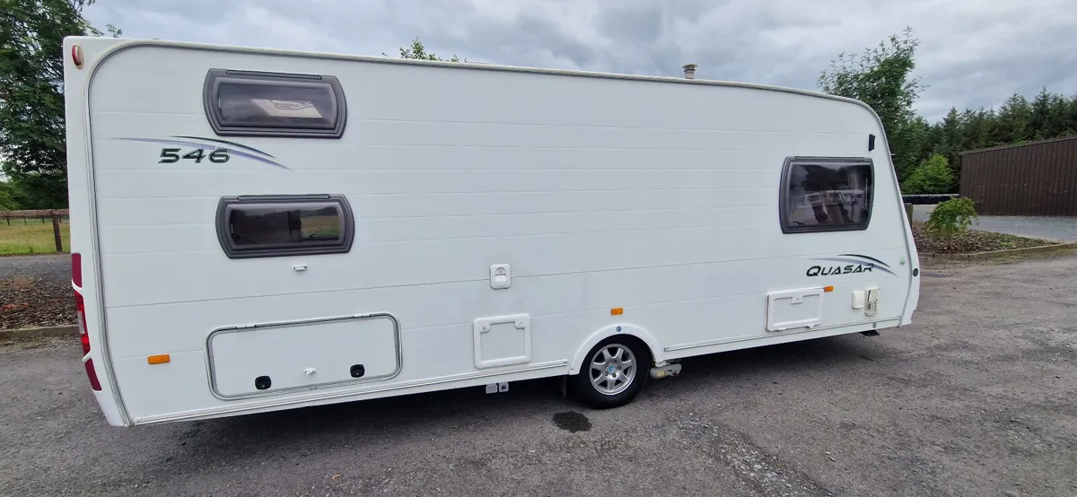 Lunar Quasar 546 x6 berth caravan - Image 3