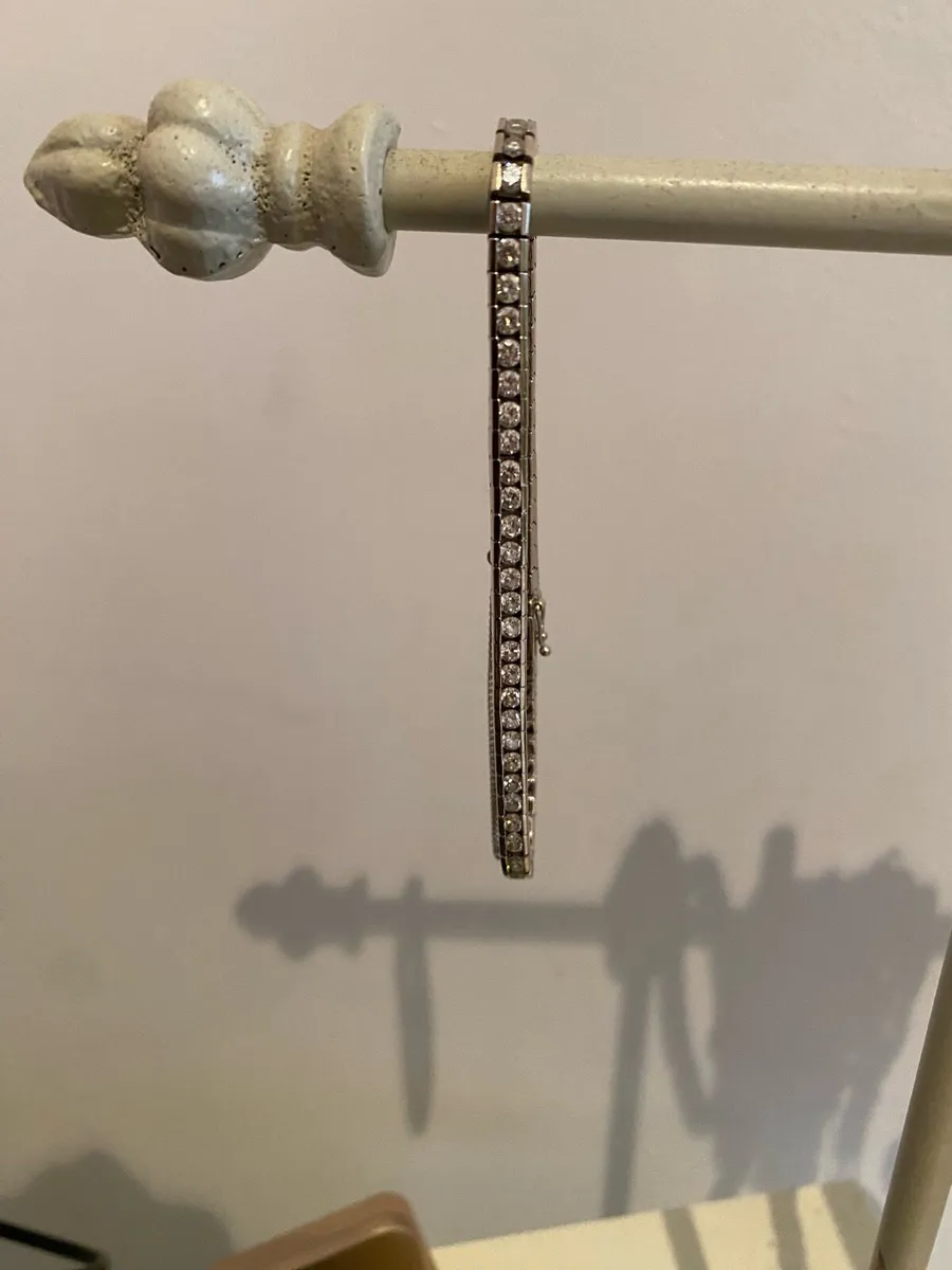Stunning 5ct diamond tennis bracelet - Image 1