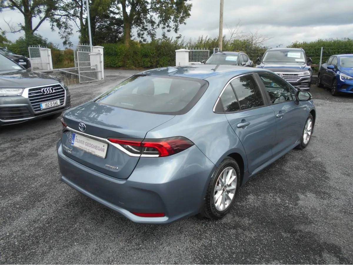 Toyota Corolla Luna Saloon Auto (camera) - Image 2