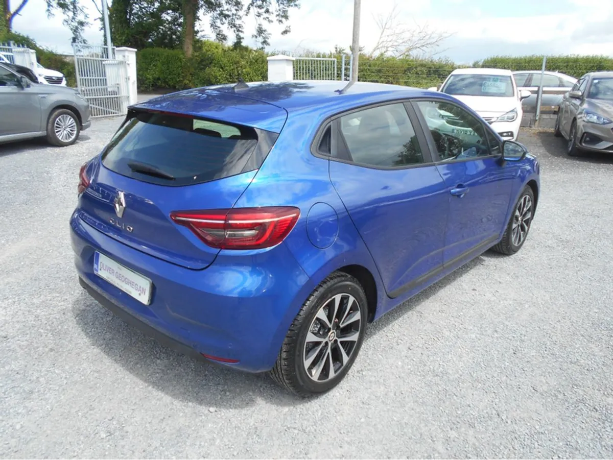 Renault Clio Iconic TCe (cruise air Con park Sens - Image 2