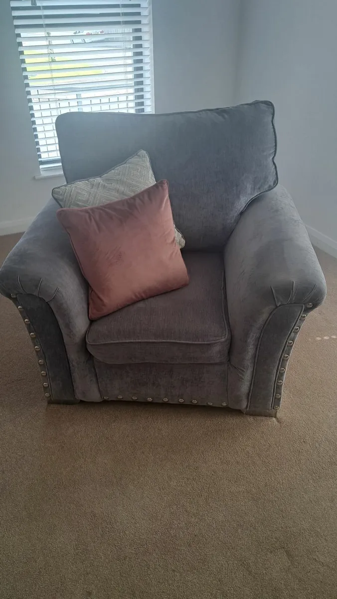 L Shaped Sofa and single chair - Image 2