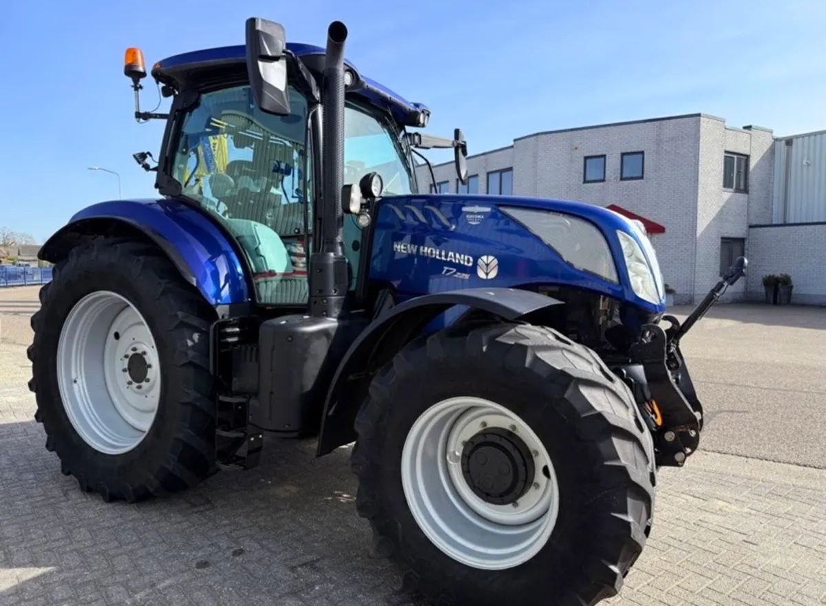 Selection of New Holland and Case tractors - Image 2