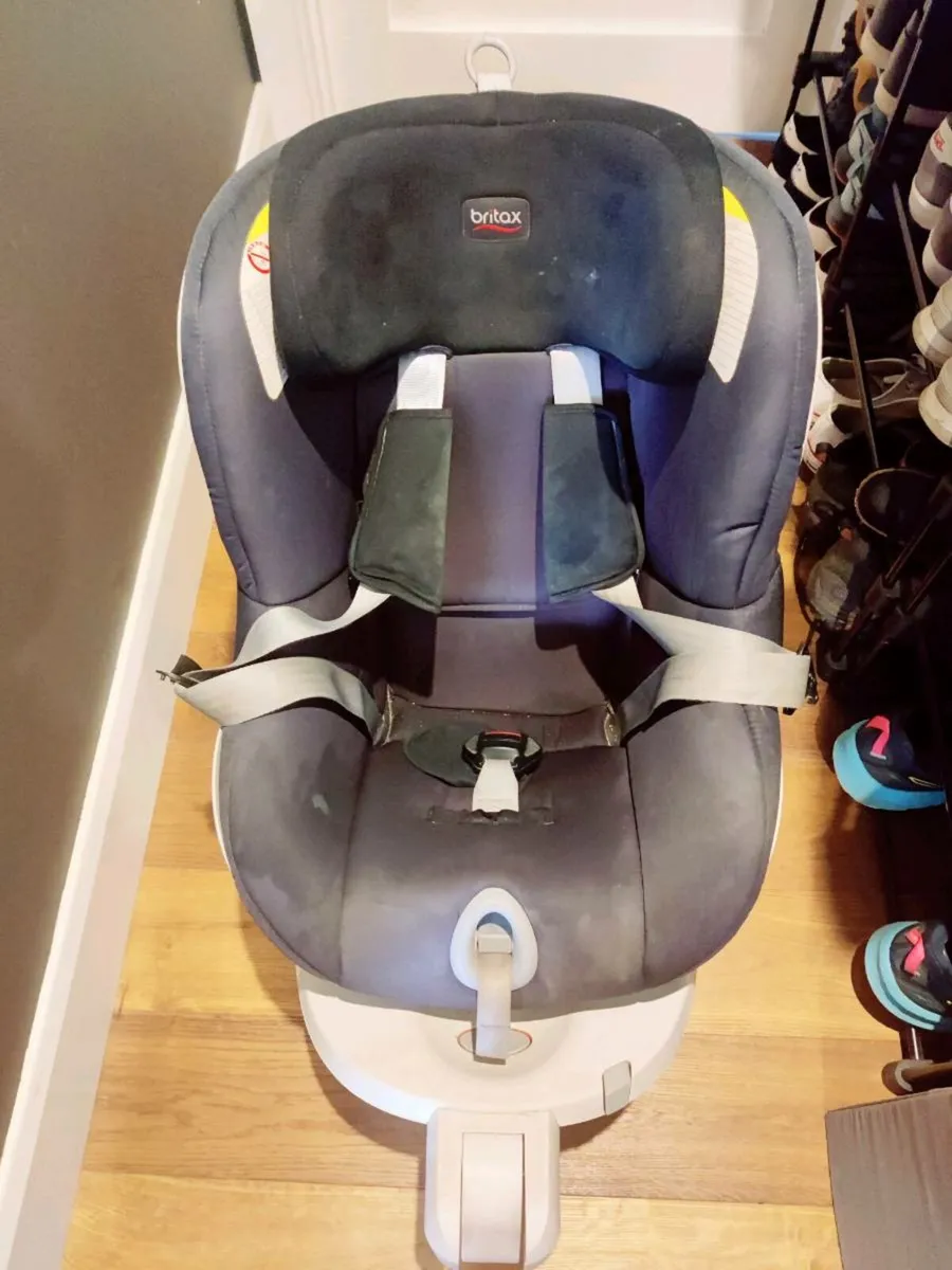 Black Britax swivel car seat - Image 3