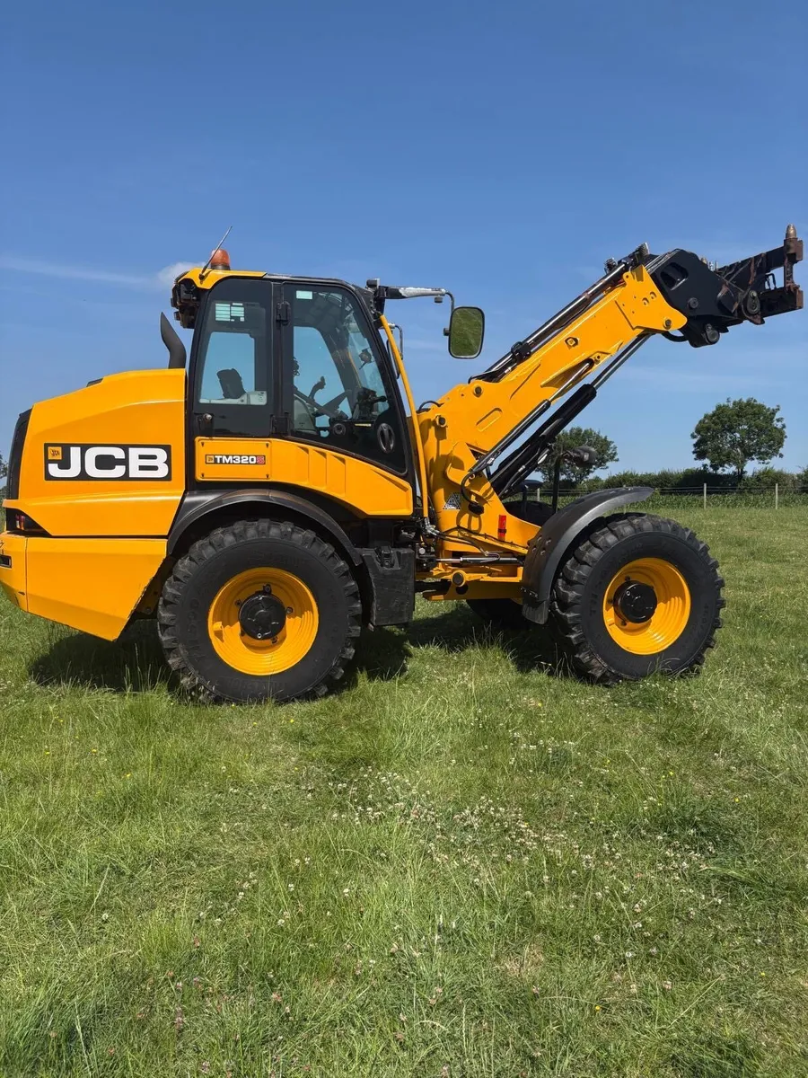 Selection of New Holland and Case tractors - Image 4