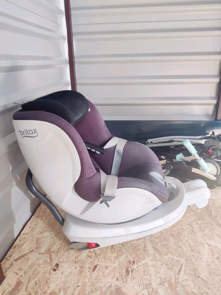 Black Britax swivel car seat - Image 1