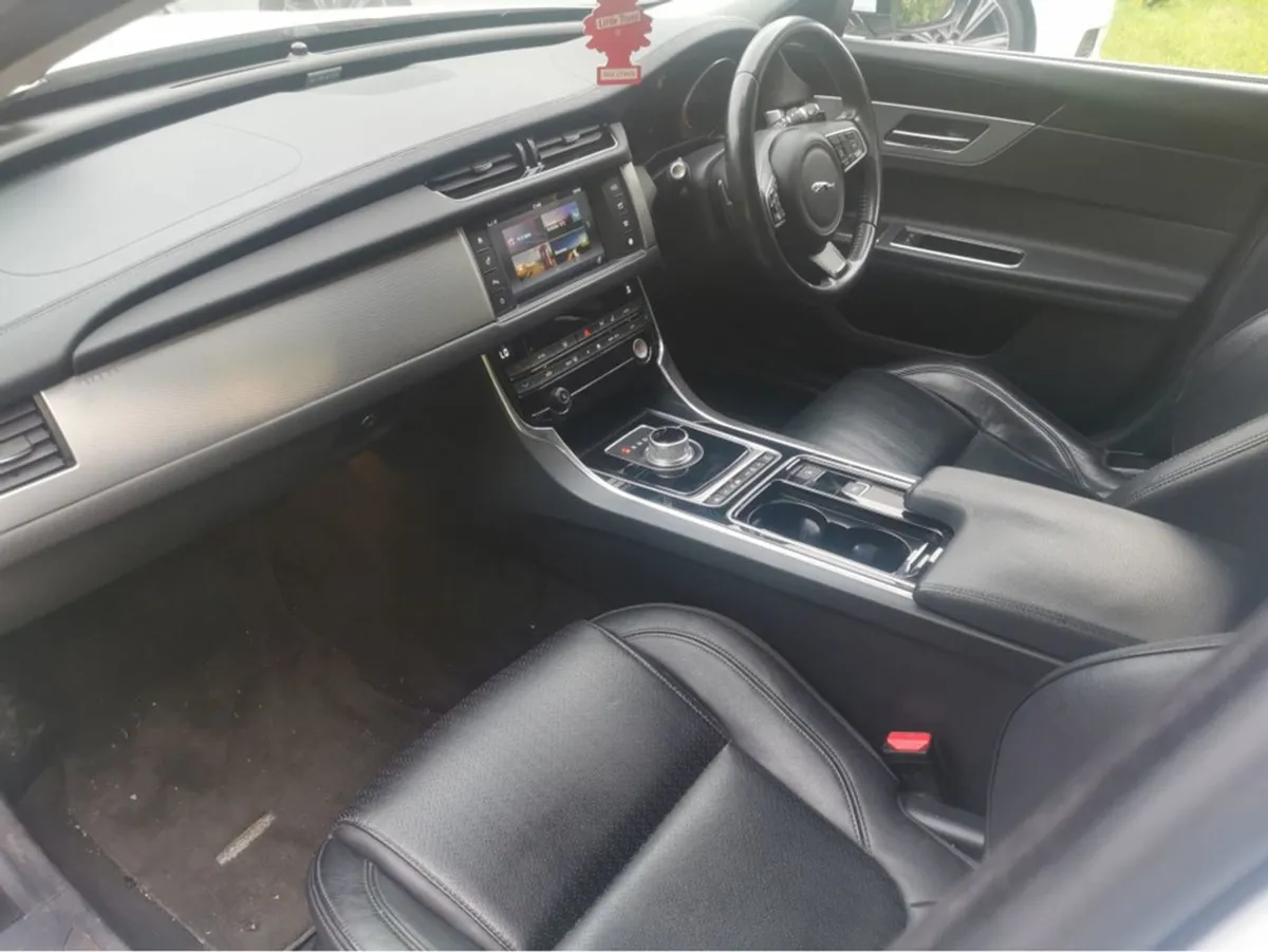 Jaguar XF 2.0 D Prestige 180PS 4DR Auto - Image 4