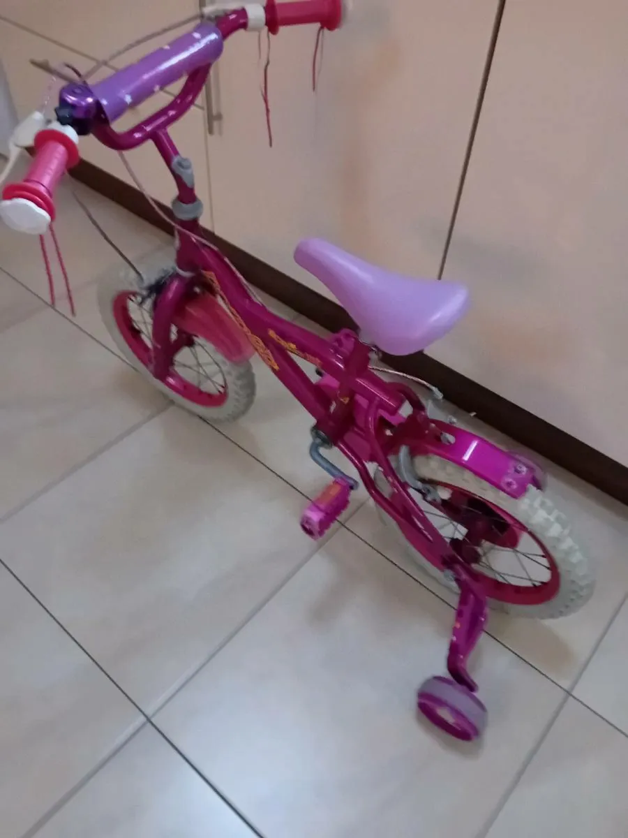 SMALL GIRLS BIKE 14 INCH WHEELS