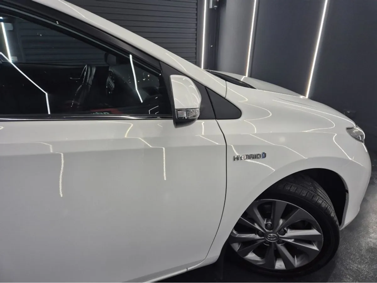 Toyota Auris 1.8 Hybrid SOL Auto - Image 2