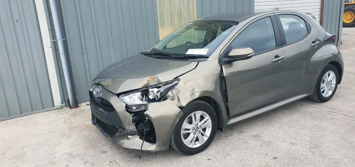 241 TOYOTA YARIS HYBRID - Image 3