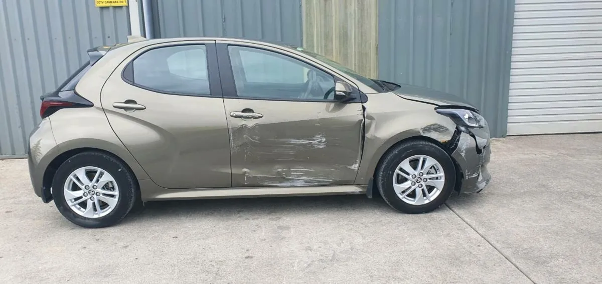 241 TOYOTA YARIS HYBRID - Image 4