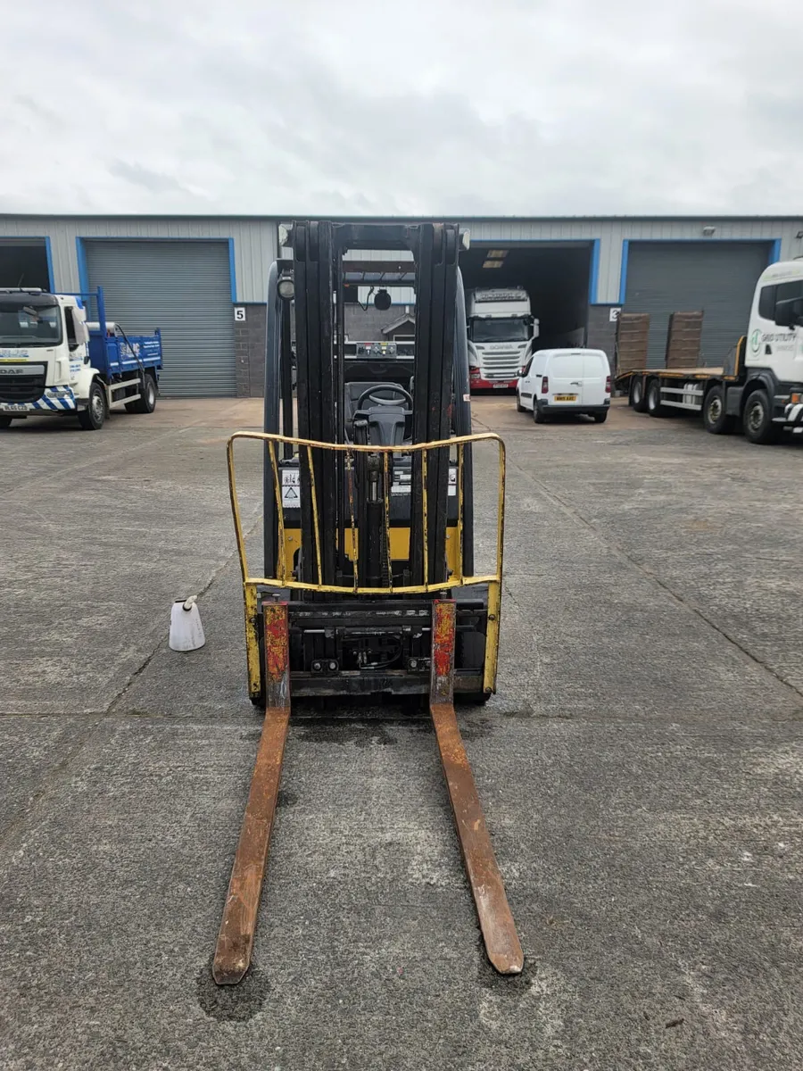2014 Yale 2.5 ton diesel Container mast side shift - Image 2